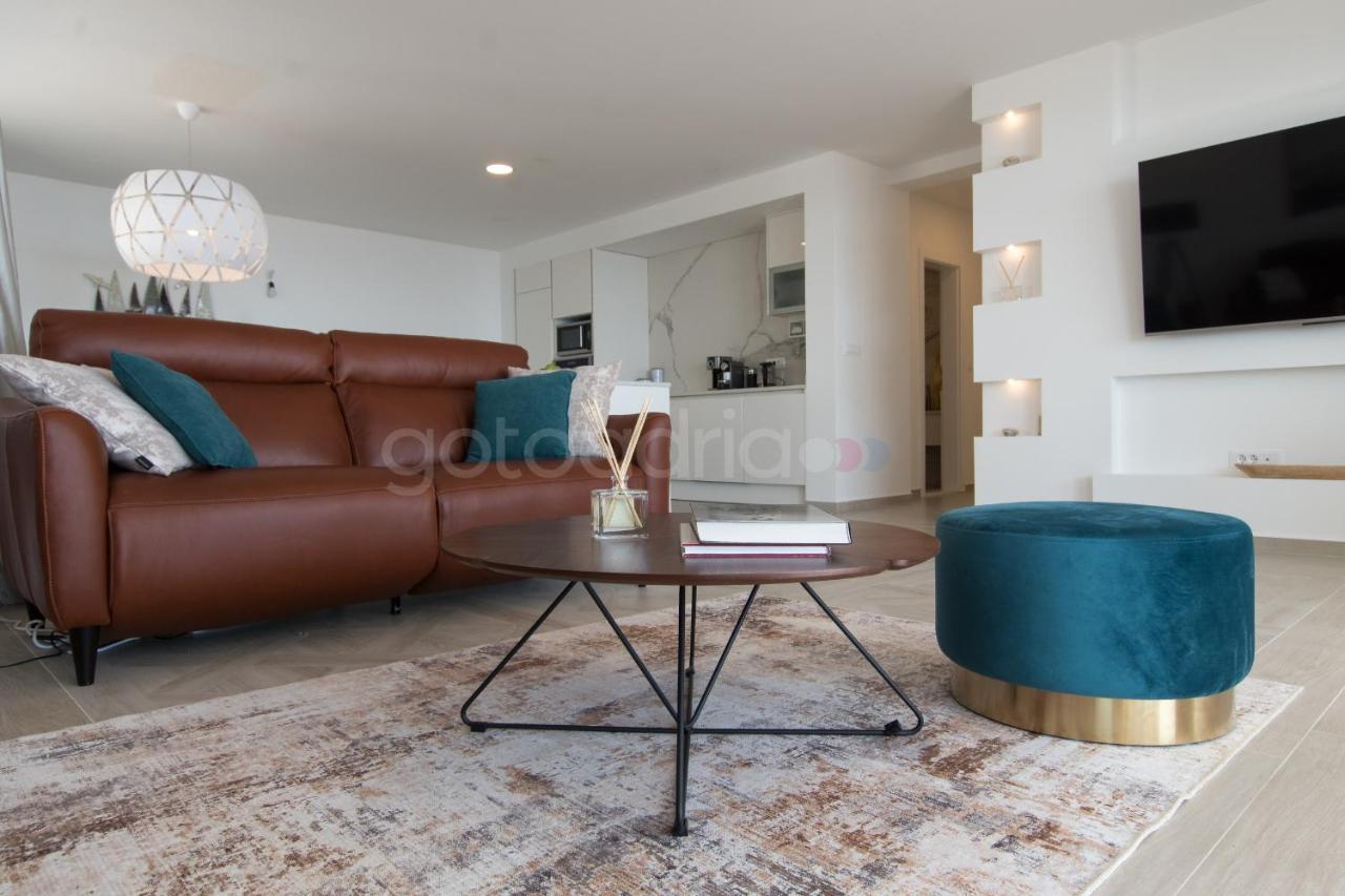 Villa Smaragd - Opal - Luxury Apt With Shared Pool And Private Hot Tub マカルスカ エクステリア 写真
