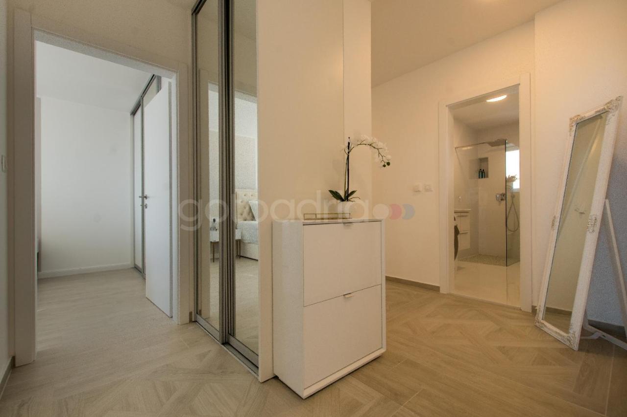 Villa Smaragd - Opal - Luxury Apt With Shared Pool And Private Hot Tub マカルスカ エクステリア 写真