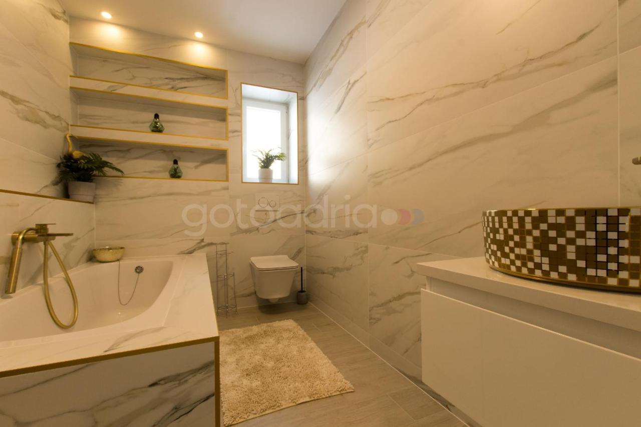 Villa Smaragd - Opal - Luxury Apt With Shared Pool And Private Hot Tub マカルスカ エクステリア 写真